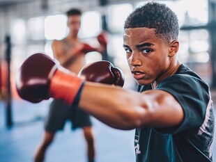 青少年专注练拳击