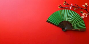 红底绿扇配花枝古韵风