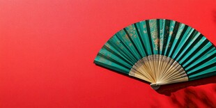 翠绿折扇于红底上展风姿