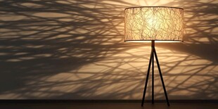 温馨台灯营造静谧光影氛围