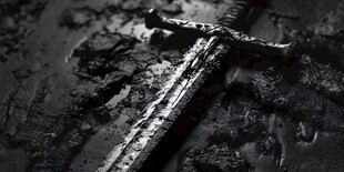 插于泥地的古老神秘剑