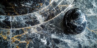 黑色大理石上的圆润石球