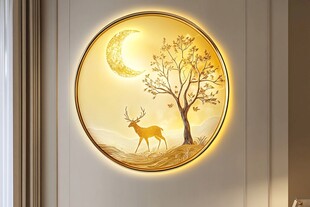 圆形壁饰上的月夜鹿景