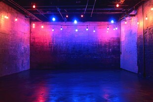 炫彩灯光打造的空旷空间