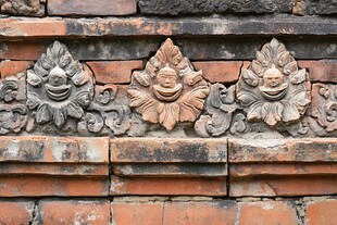 古老砖墙的精美雕刻装饰