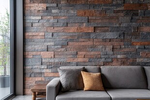 石砌墙面旁的简约灰色沙发