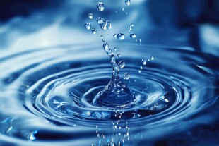 水滴落水面的美丽瞬间