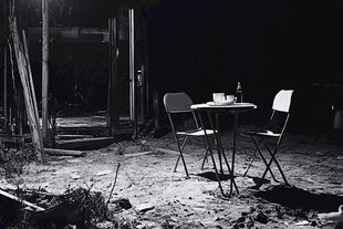 废弃之地的简易桌椅场景