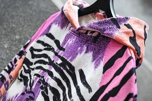 多彩斑马纹连帽卫衣