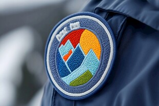 户外服饰上的多彩山峰徽章