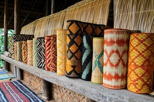 多彩传统竹编筒整齐陈列