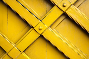 黄色交错金属结构纹理