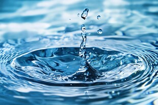 水滴入水瞬间美丽波纹