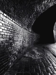 黑暗砖制隧道内景