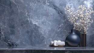 灰调大理石背景的雅致摆件