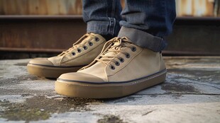 卡其色高帮帆布鞋特写