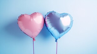 双色心形气球靠在一起