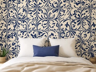 蓝白花纹墙纸装饰的温馨床