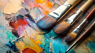 多彩调色板与绘画毛笔