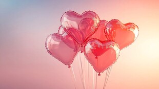 心形气球飘于浪漫天空