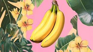 热带花卉旁的鲜黄香蕉