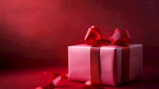 粉色礼品盒配红丝带装饰