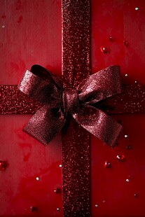 红色礼盒上的闪耀蝴蝶结