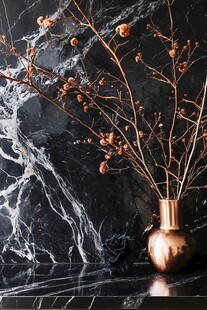 铜瓶枯枝配大理石背景