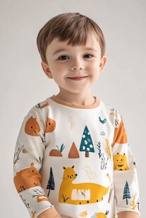 可爱萌娃穿动物图案上衣