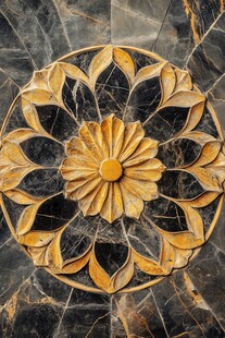 大理石上的精美金色花饰