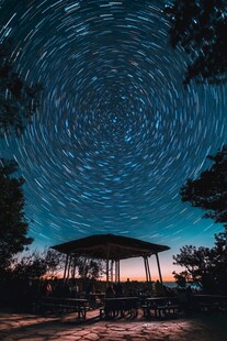 星空下的凉亭夜景