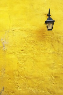 黄色墙面上的复古小灯