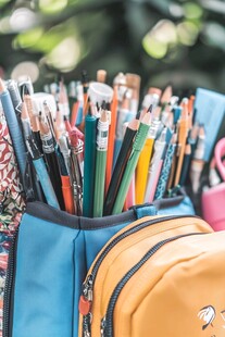 多彩文具收纳于背包前袋