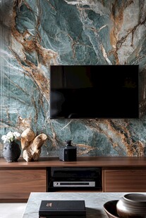 大理石背景墙的客厅一角