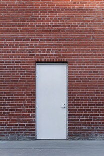 红砖墙中的白色单扇门