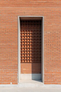 红砖墙上的方形镂空窗