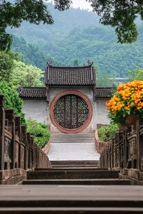 中式古建旁的繁花与阶梯