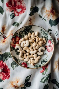 花布上的美味腰果