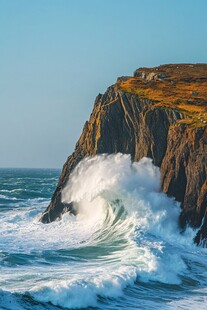 海浪拍击悬崖壮丽景观
