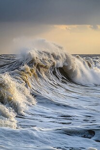 汹涌海浪翻腾的壮阔海景