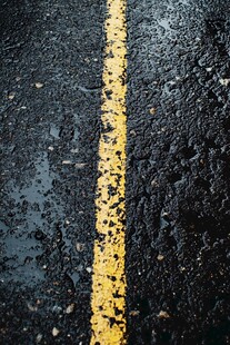 潮湿路面上的黄色分隔线