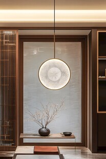 中式玄关典雅吊灯与摆件