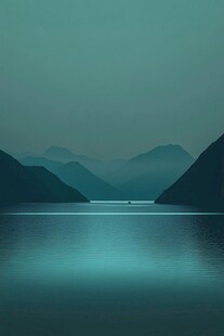 静谧湖山 幽蓝自然之境