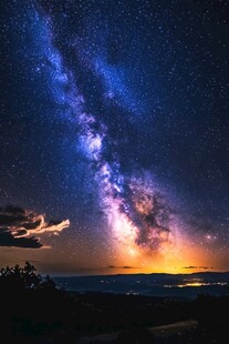 璀璨星河下的壮丽黄昏景色