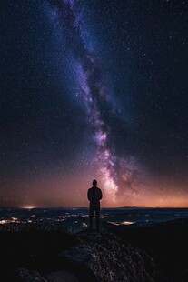 人立山巅望璀璨星河
