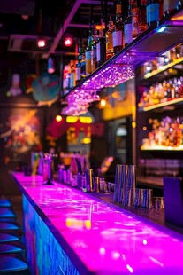 绚丽灯光下的时尚酒吧吧台