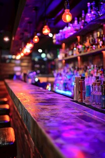 绚丽灯光下的时尚酒吧吧台