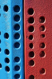 蓝红孔洞金属板纹理特写