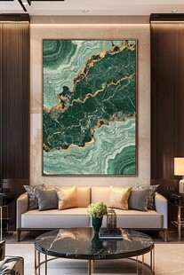 客厅中精致的绿金纹理挂画