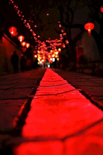 红灯映照下的古巷夜色